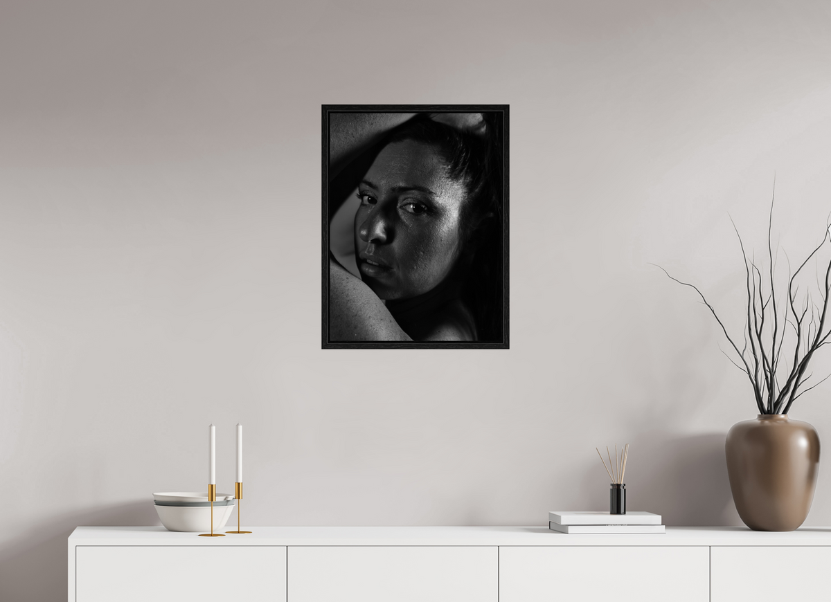 45 x 60 cm, Floater Frame Portrait in Shadow II – Fine Art Print